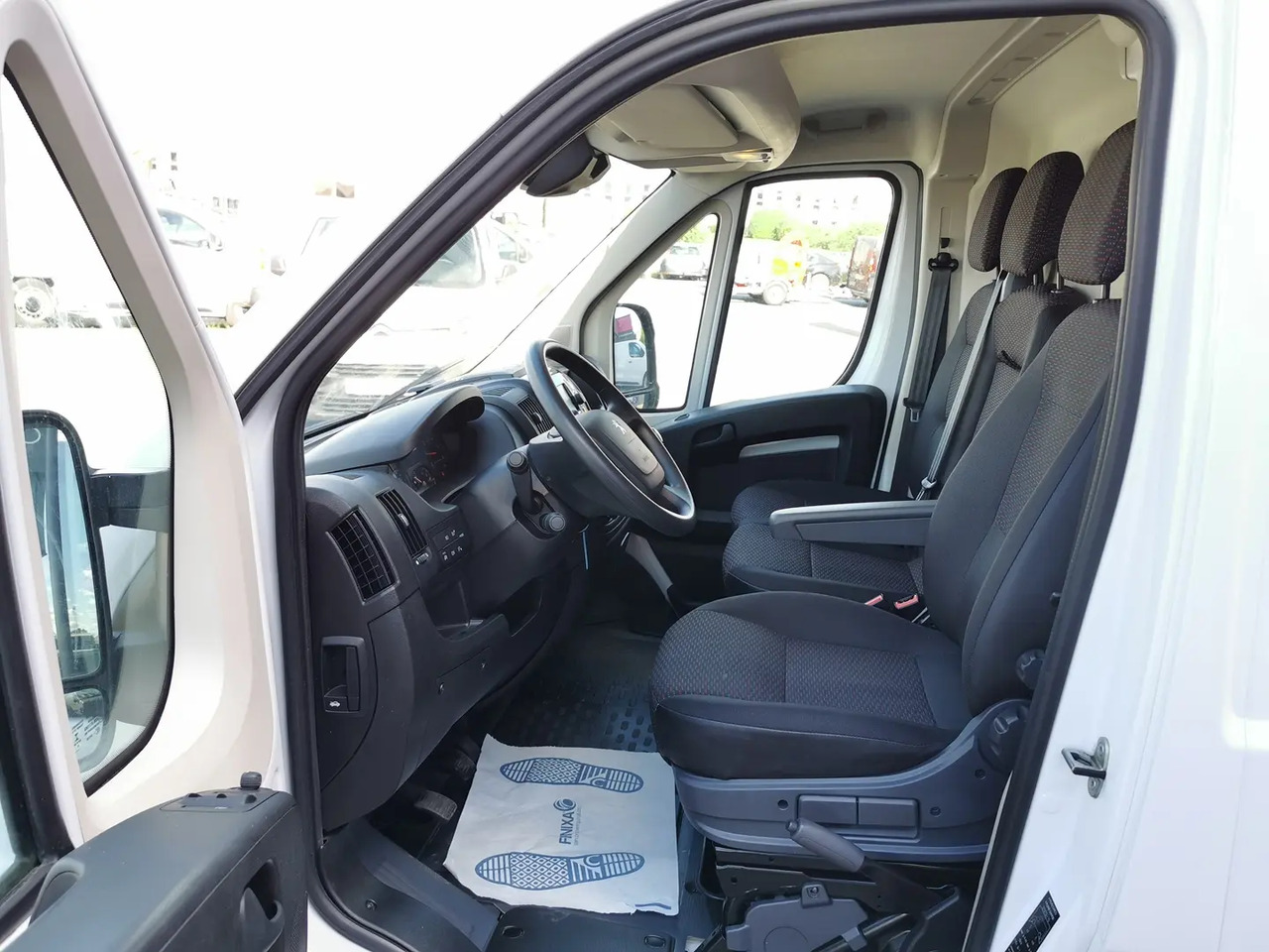 Peugeot Boxer 333 L2H2 2.2 BLUEHDI S&S 140CH ASPHALT - Furgon: 5 kép. Peugeot Boxer 333 L2H2 2.2 BLUEHDI S&S 140CH ASPHALT - Furgon: 5 kép.