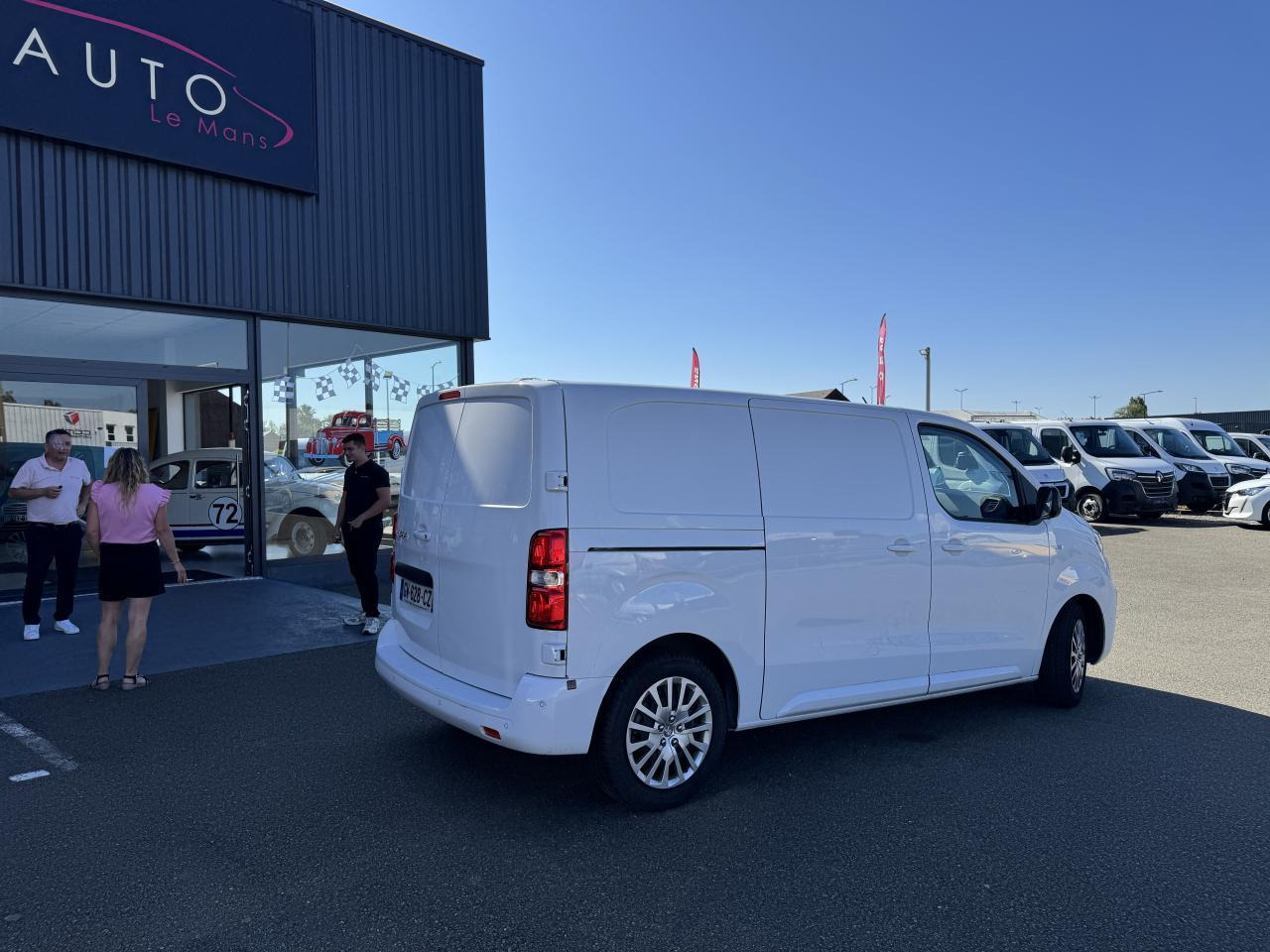 Peugeot Expert Standard 2.0 BlueHDi - 145 S&S - BV EAT8 III FOURGON Fourgon Asphalt PHASE 1 - Furgon: 5 kép. Peugeot Expert Standard 2.0 BlueHDi - 145 S&S - BV EAT8 III FOURGON Fourgon Asphalt PHASE 1 - Furgon: 5 kép.