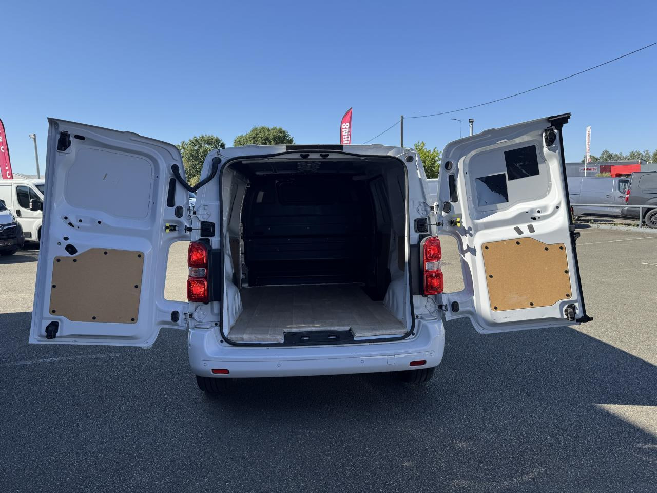 Peugeot Expert Standard 2.0 BlueHDi - 145 S&S - BV EAT8 III FOURGON Fourgon Asphalt PHASE 1 - Furgon: 2 kép. Peugeot Expert Standard 2.0 BlueHDi - 145 S&S - BV EAT8 III FOURGON Fourgon Asphalt PHASE 1 - Furgon: 2 kép.