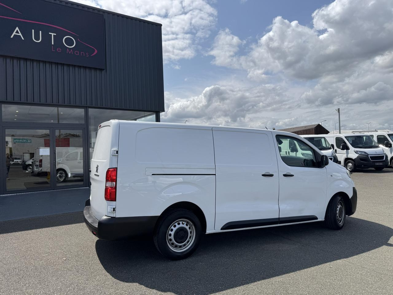 Peugeot Expert XL 2.0 BLUEHDI 145CH S&S PACK ASPHALT - Furgon: 5 kép. Peugeot Expert XL 2.0 BLUEHDI 145CH S&S PACK ASPHALT - Furgon: 5 kép.