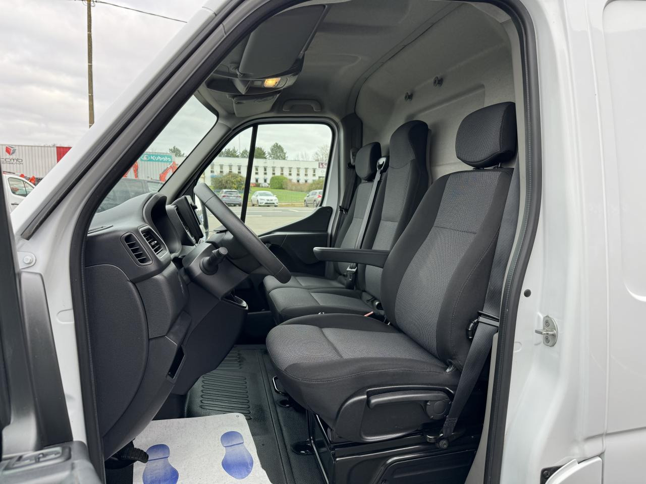 RENAULT MASTER 3T3 L2H2 2.3 DCI 135CH CONFORT - Furgon: 4 kép. RENAULT MASTER 3T3 L2H2 2.3 DCI 135CH CONFORT - Furgon: 4 kép.
