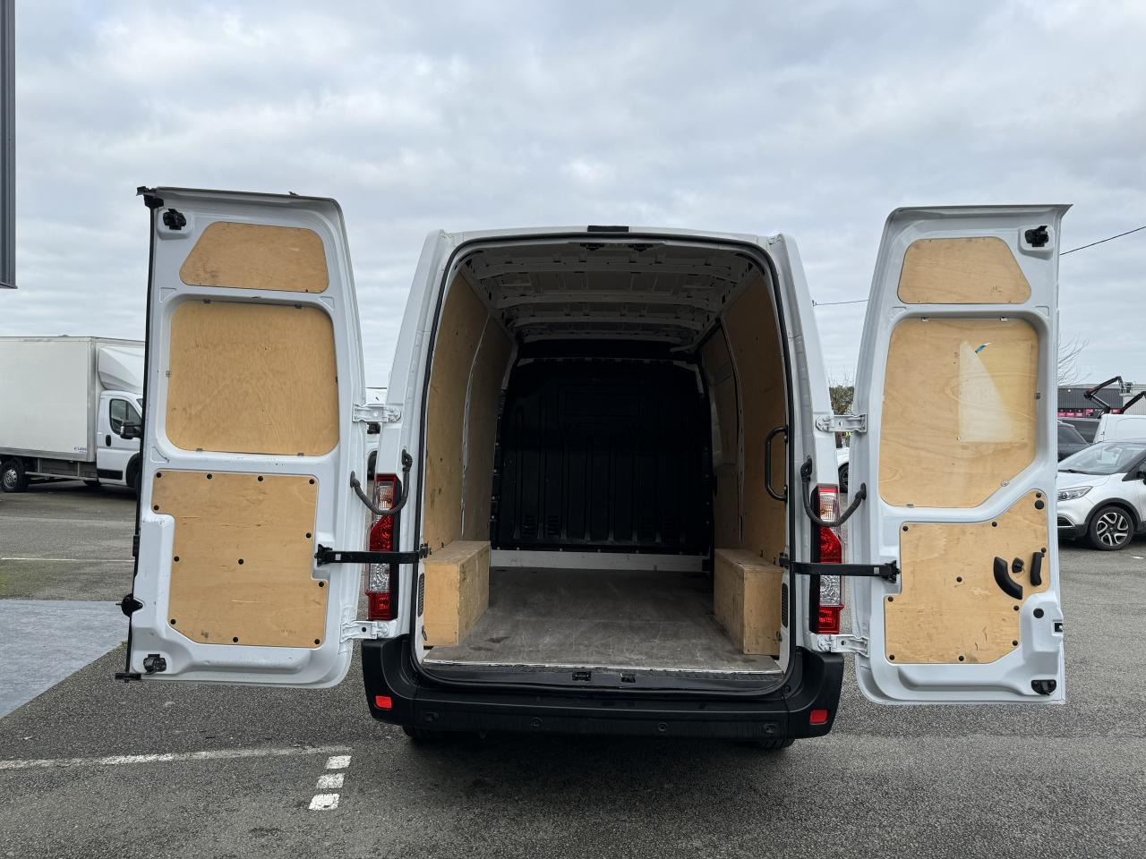 RENAULT MASTER 3T3 L2H2 2.3 DCI 135CH GRAND CONFORT - Furgon: 3 kép. RENAULT MASTER 3T3 L2H2 2.3 DCI 135CH GRAND CONFORT - Furgon: 3 kép.