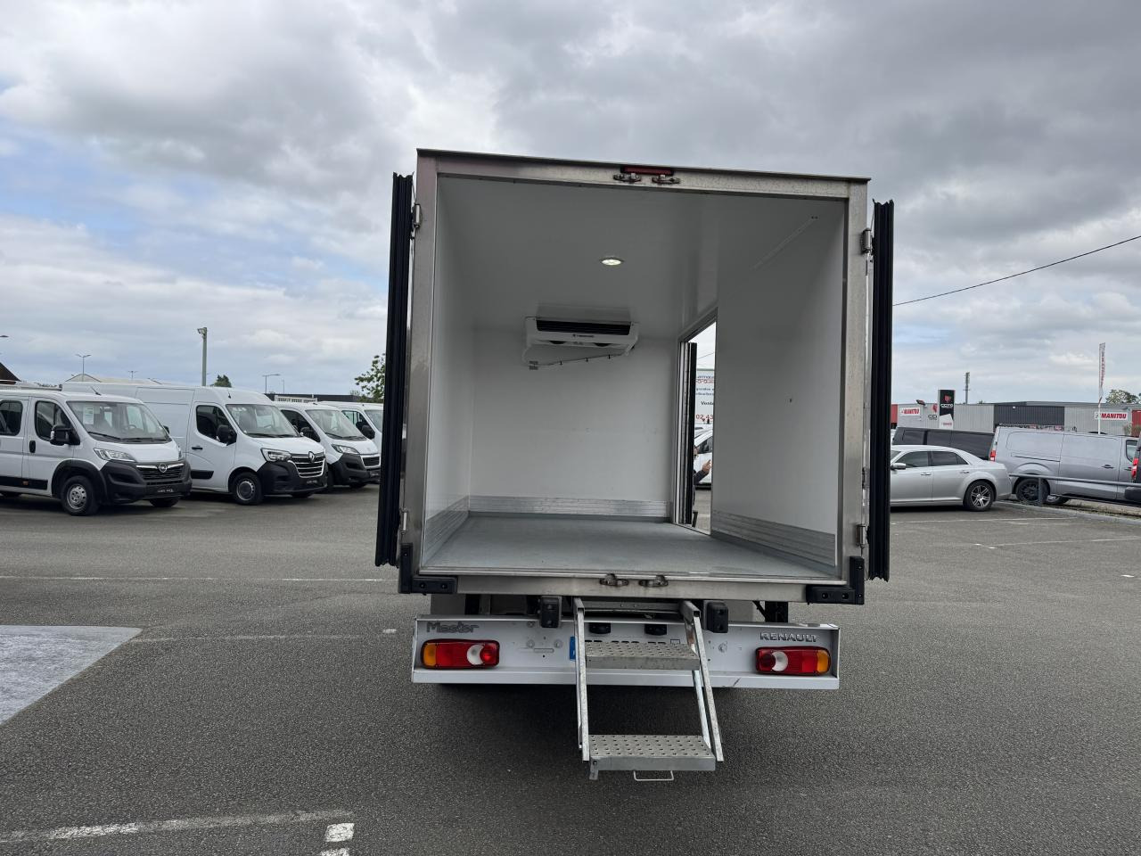 RENAULT MASTER 3T5 CAISSE FRIGO 2.3 DCI 165CH GRAND CONFORT - Hűtős kisteherautó: 1 kép. RENAULT MASTER 3T5 CAISSE FRIGO 2.3 DCI 165CH GRAND CONFORT - Hűtős kisteherautó: 1 kép.