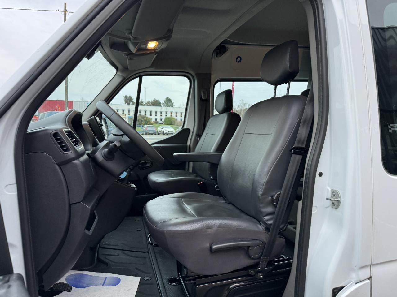 RENAULT Master Confort R3500RJ L3H2 2.3DCI 165CH CABINE APPROFONDIE 6 PLACES - Furgon: 5 kép. RENAULT Master Confort R3500RJ L3H2 2.3DCI 165CH CABINE APPROFONDIE 6 PLACES - Furgon: 5 kép.