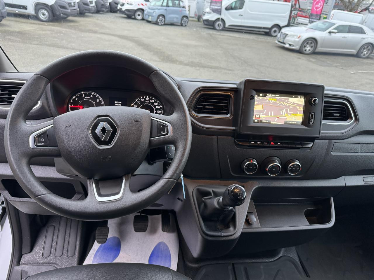 RENAULT Master Confort R3500RJ L3H2 2.3DCI 165CH CABINE APPROFONDIE 6 PLACES - Furgon: 4 kép. RENAULT Master Confort R3500RJ L3H2 2.3DCI 165CH CABINE APPROFONDIE 6 PLACES - Furgon: 4 kép.