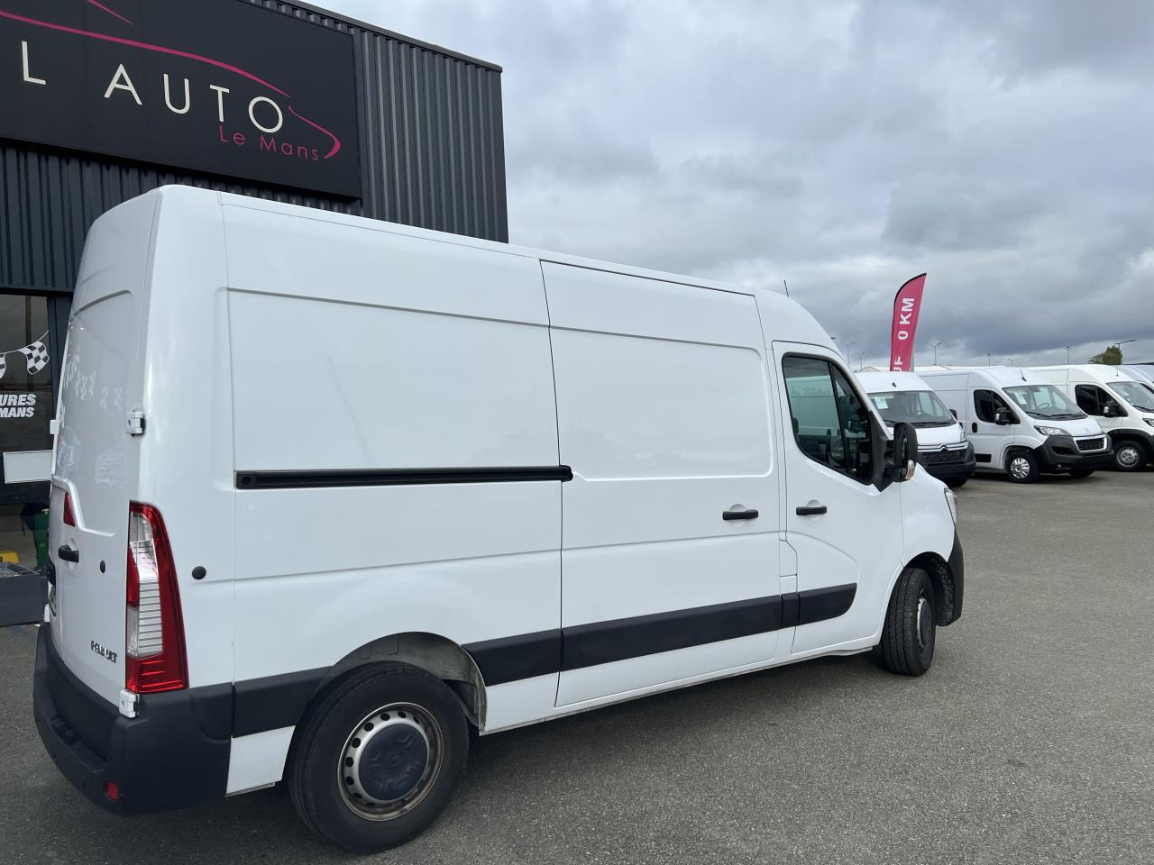 RENAULT Master Grand Confort F3300 L2H2 2.3 dCi - 135 III FOURGON Fourgon L2H2 Traction PHASE 3 - Furgon: 5 kép. RENAULT Master Grand Confort F3300 L2H2 2.3 dCi - 135 III FOURGON Fourgon L2H2 Traction PHASE 3 - Furgon: 5 kép.