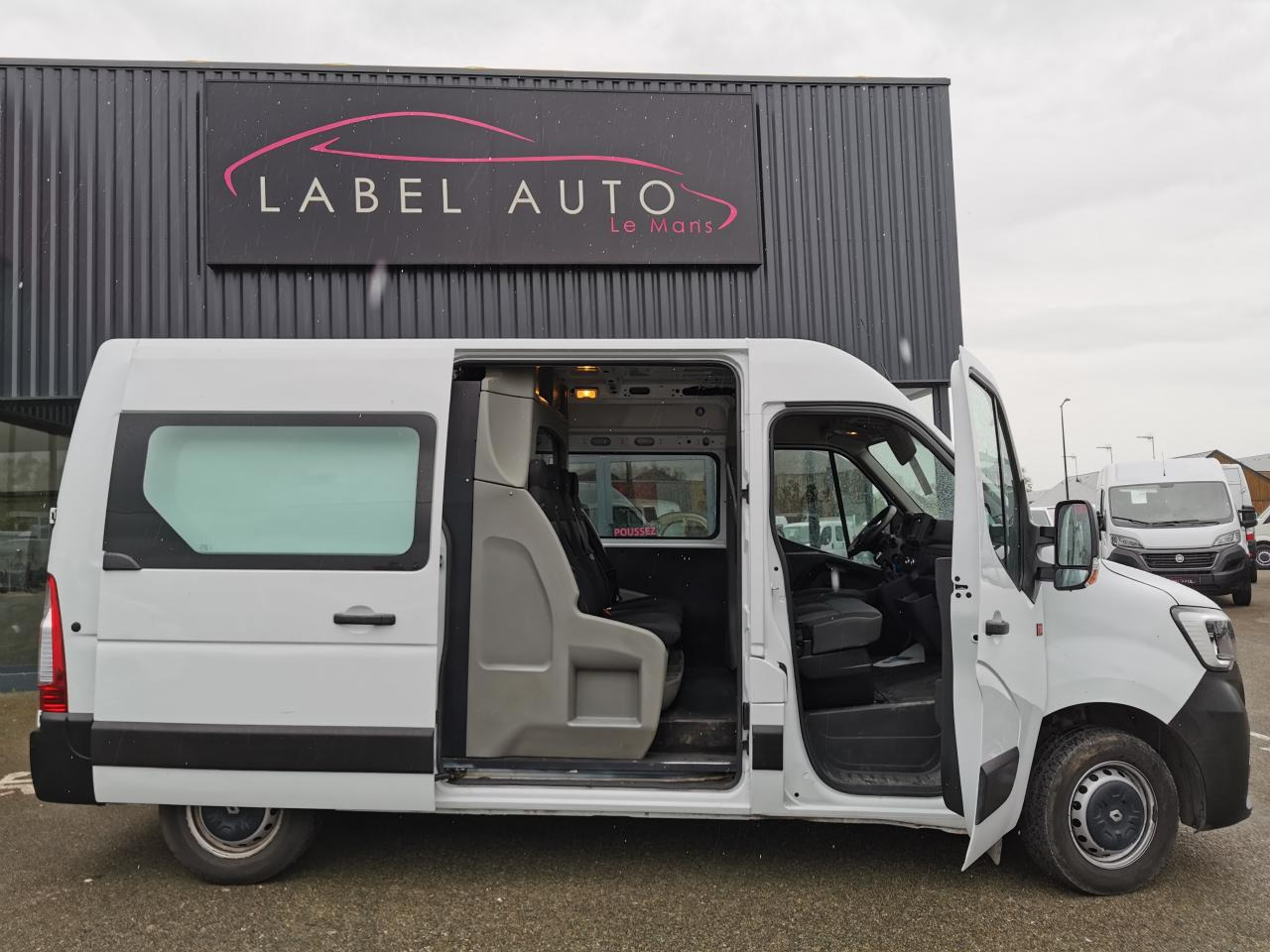 RENAULT Master Grand Confort F3500 L2H2 2.3 Blue dCi - 150 III CABINE APPROFONDIE Cabine approfondie L2H2 T - Furgon: 1 kép. RENAULT Master Grand Confort F3500 L2H2 2.3 Blue dCi - 150 III CABINE APPROFONDIE Cabine approfondie L2H2 T - Furgon: 1 kép.