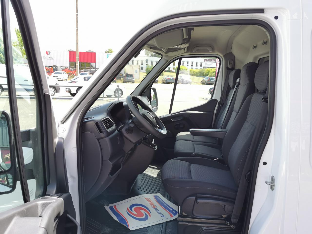 RENAULT Master Grand Confort F3500 L3H2 2.3 dCi - 135 III FOURGON Fourgon L3H2 Traction PHASE 3 - Furgon: 5 kép. RENAULT Master Grand Confort F3500 L3H2 2.3 dCi - 135 III FOURGON Fourgon L3H2 Traction PHASE 3 - Furgon: 5 kép.