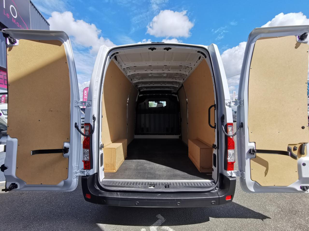 RENAULT Master Grand Confort F3500 L3H2 2.3 dCi - 135 III FOURGON Fourgon L3H2 Traction PHASE 3 - Furgon: 3 kép. RENAULT Master Grand Confort F3500 L3H2 2.3 dCi - 135 III FOURGON Fourgon L3H2 Traction PHASE 3 - Furgon: 3 kép.