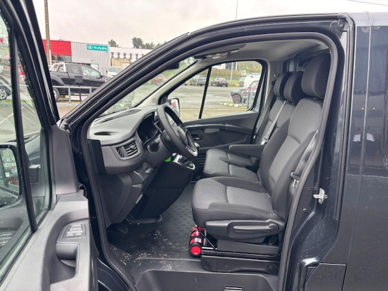 RENAULT TRAFIC 3T0 L1H1 2.0 DCI 150CH - Furgon: 5 kép. RENAULT TRAFIC 3T0 L1H1 2.0 DCI 150CH - Furgon: 5 kép.