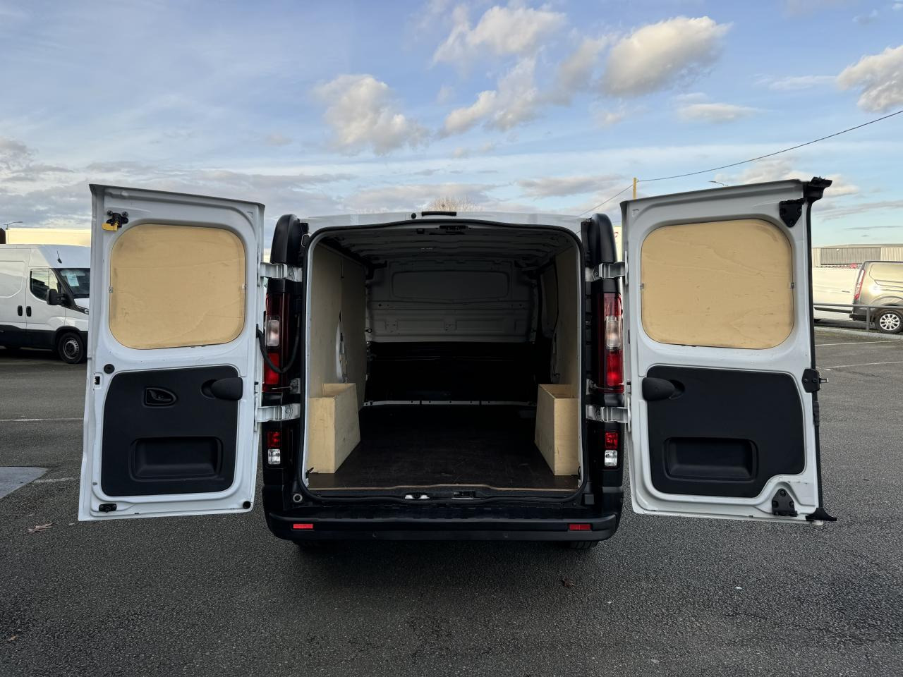 RENAULT TRAFIC L2H1 2.0 DCI 130CH GRAND CONFORT - Furgon: 3 kép. RENAULT TRAFIC L2H1 2.0 DCI 130CH GRAND CONFORT - Furgon: 3 kép.