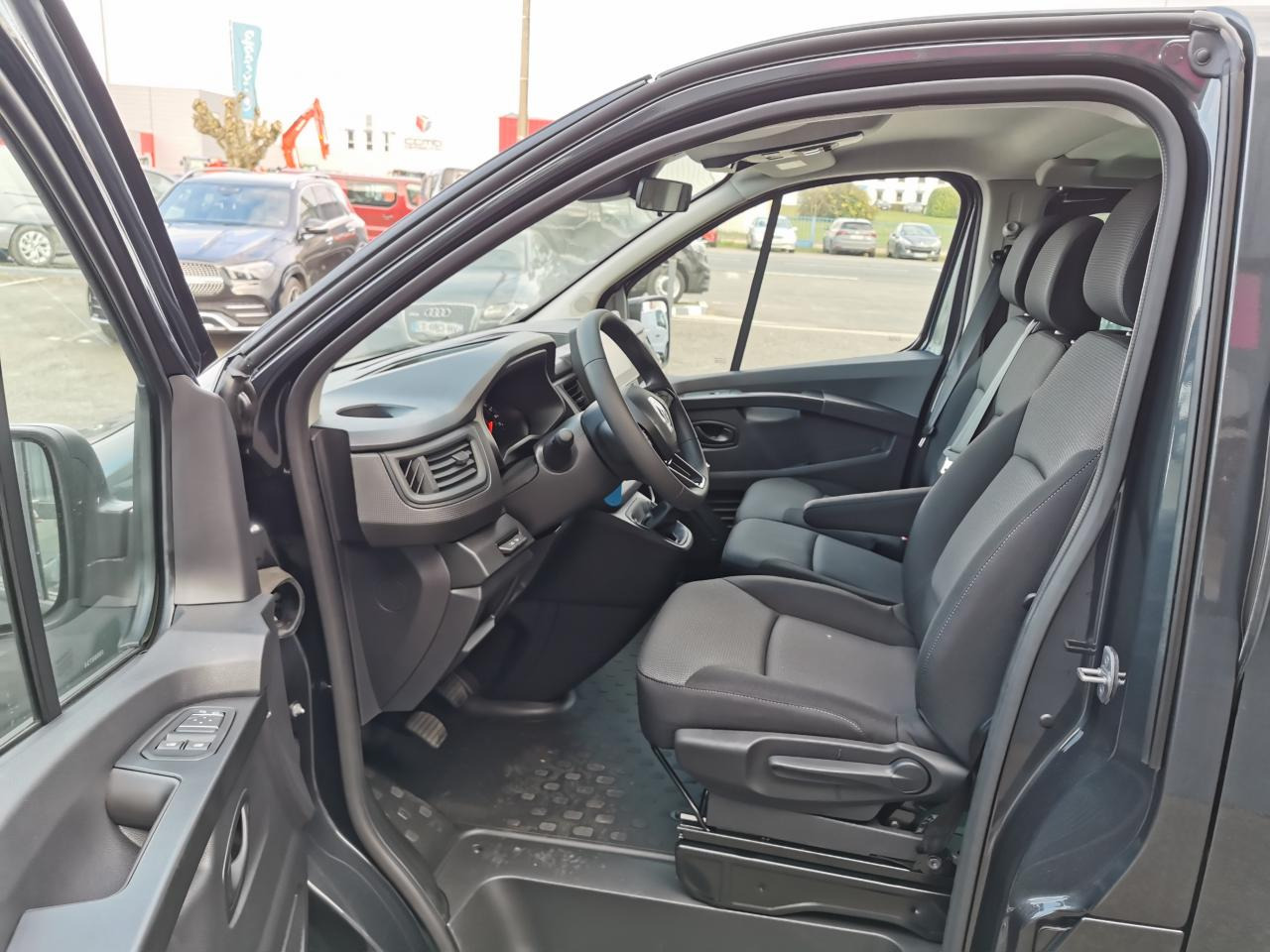 RENAULT Trafic L2 2.0 Energy dCi - 150 - S&S - BV EDC Euro 6e III COMBI Combi Intens L2H1 PHASE 3 - Kisbusz: 5 kép. RENAULT Trafic L2 2.0 Energy dCi - 150 - S&S - BV EDC Euro 6e III COMBI Combi Intens L2H1 PHASE 3 - Kisbusz: 5 kép.