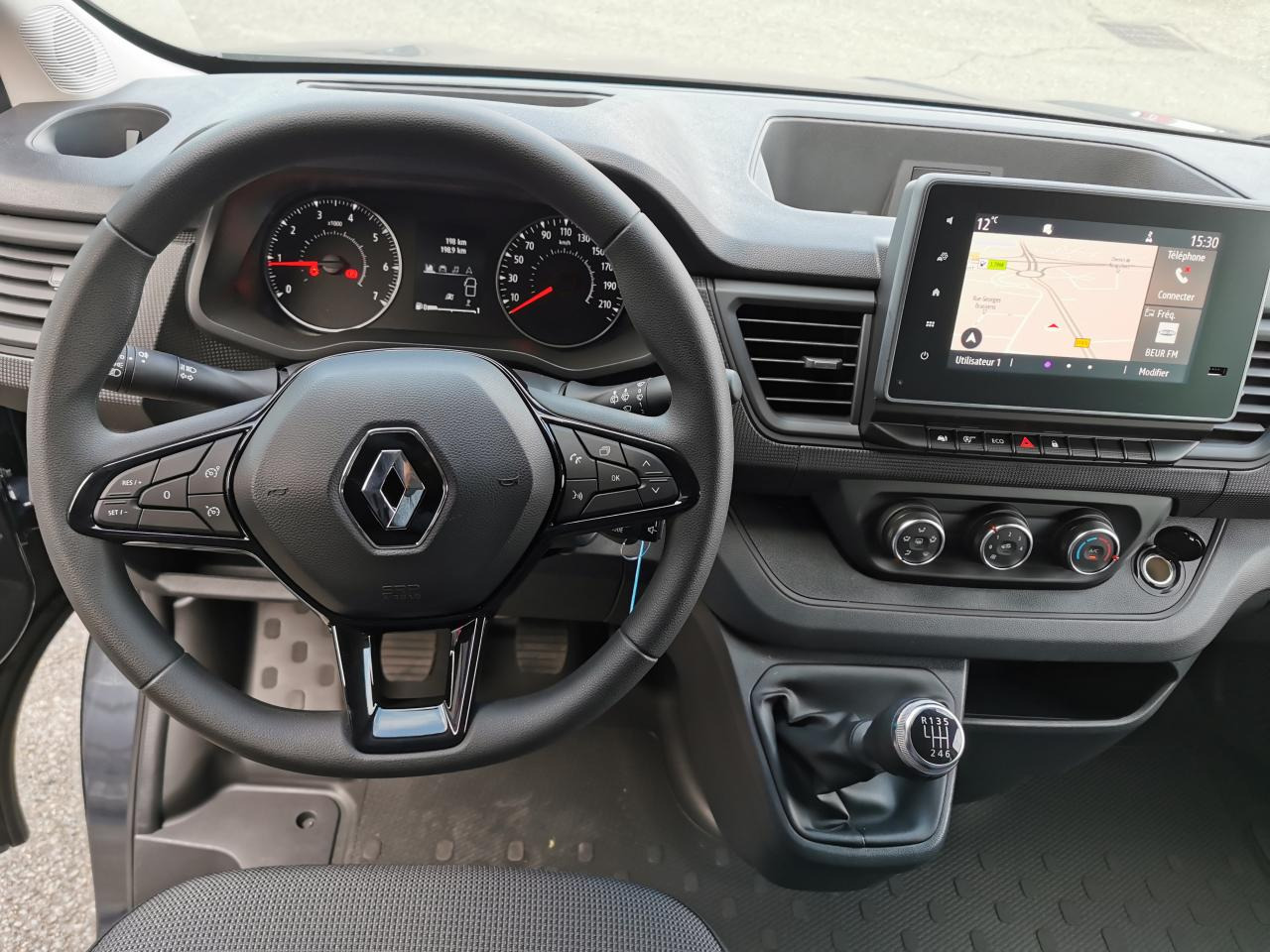 RENAULT Trafic L2 2.0 Energy dCi - 150 - S&S - BV EDC Euro 6e III COMBI Combi Intens L2H1 PHASE 3 - Kisbusz: 4 kép. RENAULT Trafic L2 2.0 Energy dCi - 150 - S&S - BV EDC Euro 6e III COMBI Combi Intens L2H1 PHASE 3 - Kisbusz: 4 kép.