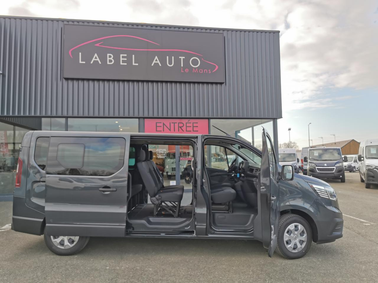 RENAULT Trafic L2 2.0 Energy dCi - 150 - S&S - BV EDC Euro 6e III COMBI Combi Intens L2H1 PHASE 3 - Kisbusz: 3 kép. RENAULT Trafic L2 2.0 Energy dCi - 150 - S&S - BV EDC Euro 6e III COMBI Combi Intens L2H1 PHASE 3 - Kisbusz: 3 kép.