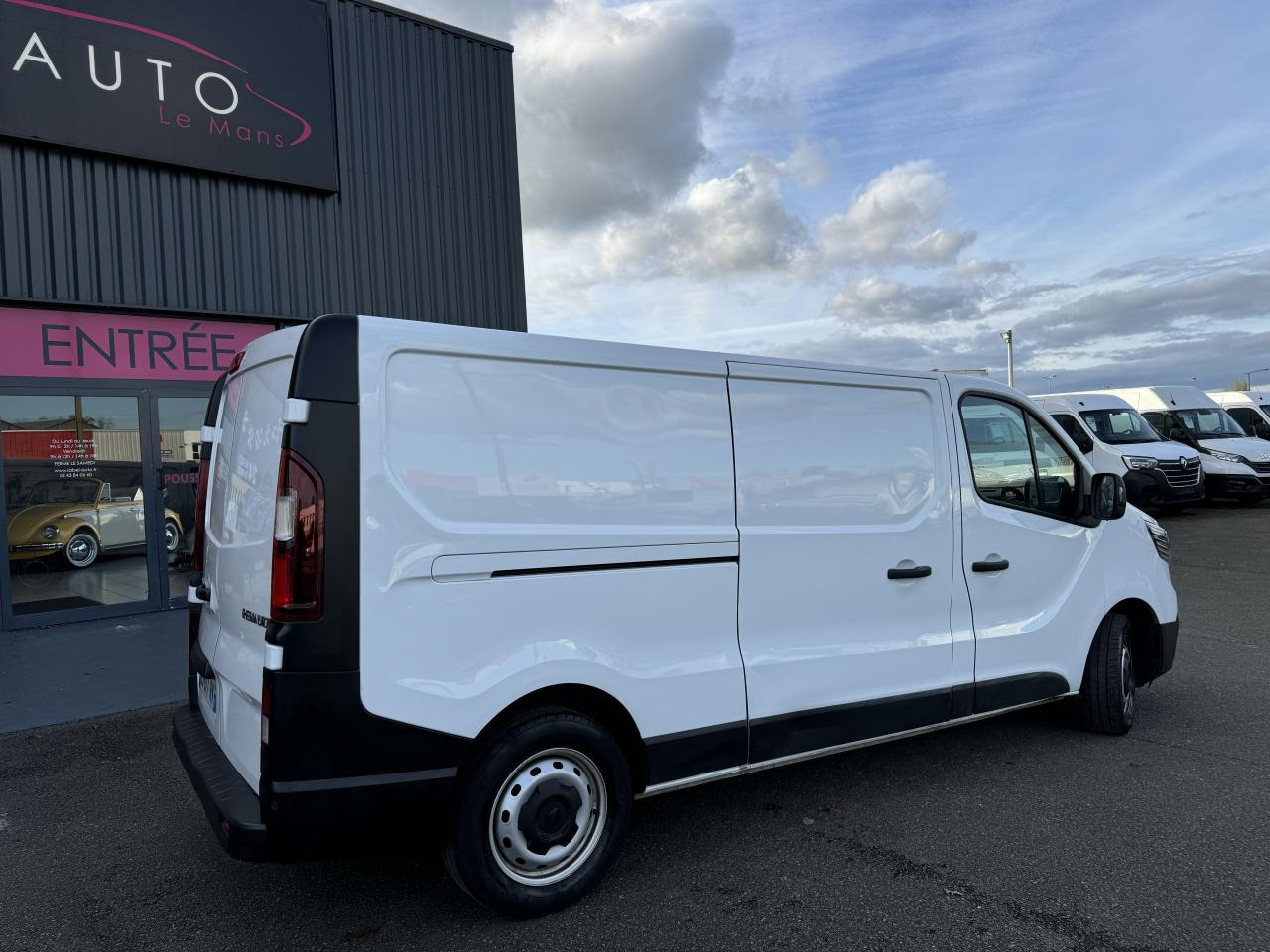RENAULT Trafic L2H1 3000 Kg 2.0 Blue dCi - 130 III FOURGON Fourgon Grand Confort L2H1 PHASE 3 - Furgon: 5 kép. RENAULT Trafic L2H1 3000 Kg 2.0 Blue dCi - 130 III FOURGON Fourgon Grand Confort L2H1 PHASE 3 - Furgon: 5 kép.