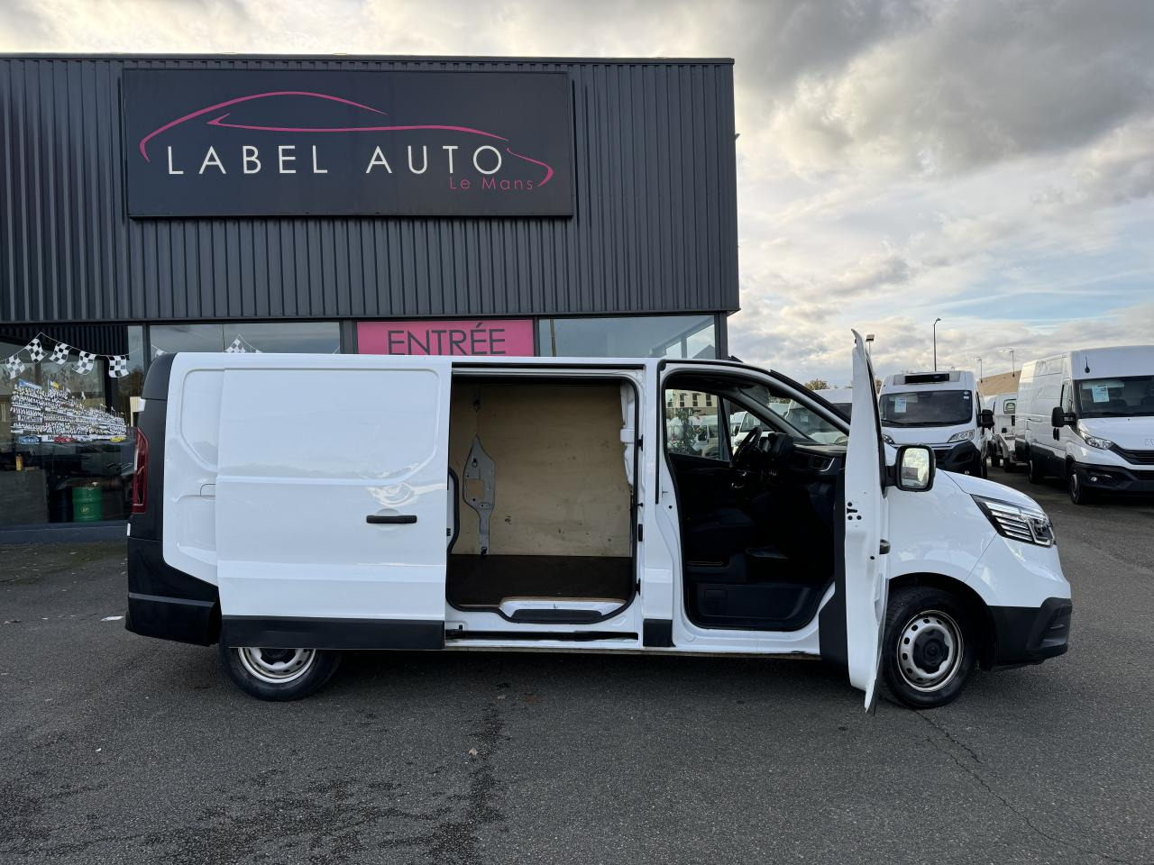 RENAULT Trafic L2H1 3000 Kg 2.0 Blue dCi - 130 III FOURGON Fourgon Grand Confort L2H1 PHASE 3 - Furgon: 1 kép. RENAULT Trafic L2H1 3000 Kg 2.0 Blue dCi - 130 III FOURGON Fourgon Grand Confort L2H1 PHASE 3 - Furgon: 1 kép.