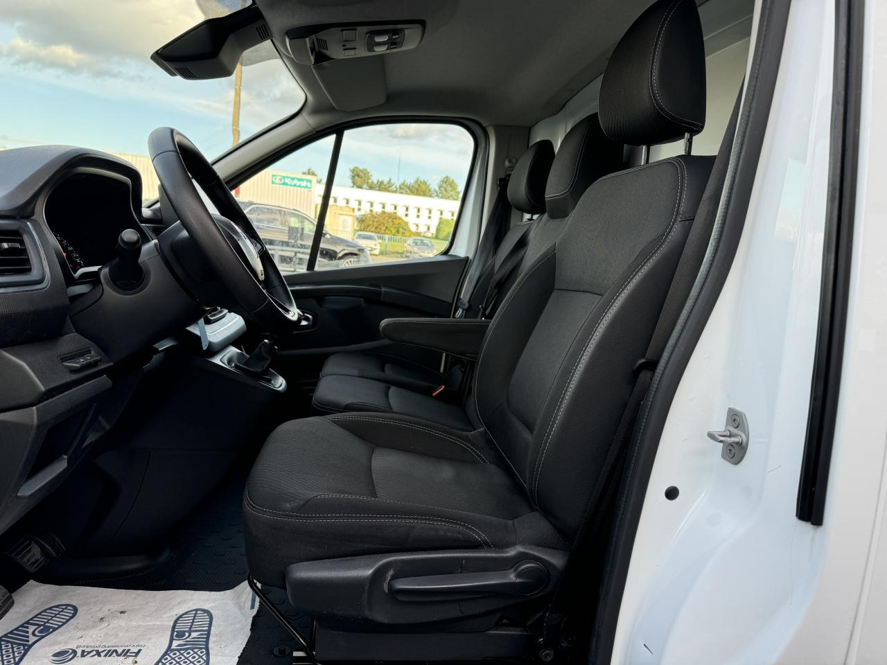 RENAULT Trafic L2H1 3000 Kg 2.0 Blue dCi - 130 III FOURGON Fourgon Grand Confort L2H1 PHASE 3 - Furgon: 4 kép. RENAULT Trafic L2H1 3000 Kg 2.0 Blue dCi - 130 III FOURGON Fourgon Grand Confort L2H1 PHASE 3 - Furgon: 4 kép.