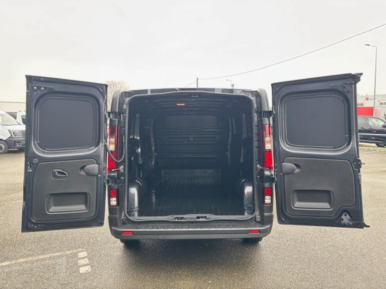 RENAULT Trafic L2H1 3000 Kg 2.0 Blue dCi - 150 2024 III FOURGON Fourgon Advance L2H1 PHASE 3 - Furgon: 3 kép. RENAULT Trafic L2H1 3000 Kg 2.0 Blue dCi - 150 2024 III FOURGON Fourgon Advance L2H1 PHASE 3 - Furgon: 3 kép.