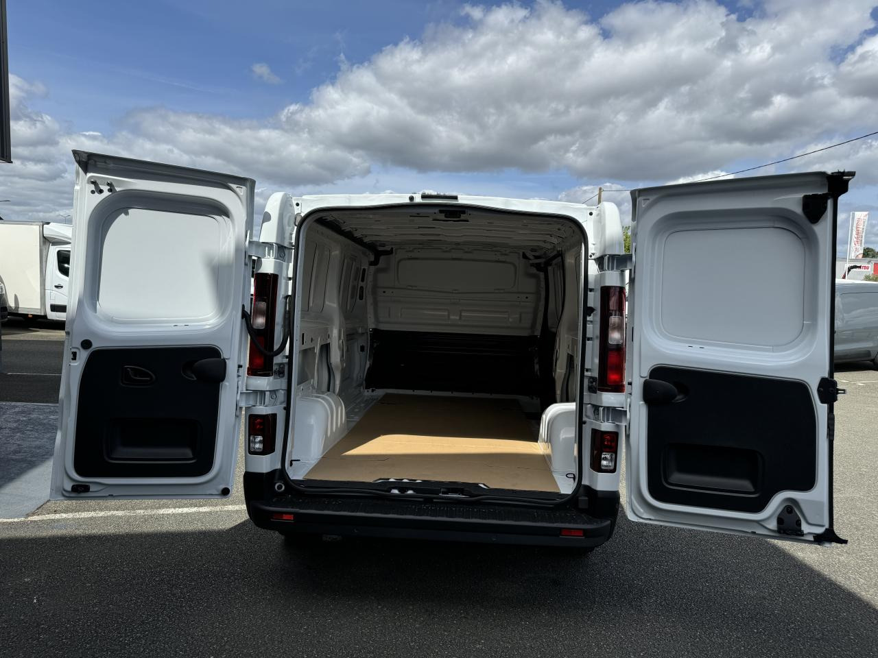 RENAULT Trafic L2H1 3000 Kg 2.0 Blue dCi - 170CH ADVANCE - Furgon: 3 kép. RENAULT Trafic L2H1 3000 Kg 2.0 Blue dCi - 170CH ADVANCE - Furgon: 3 kép.