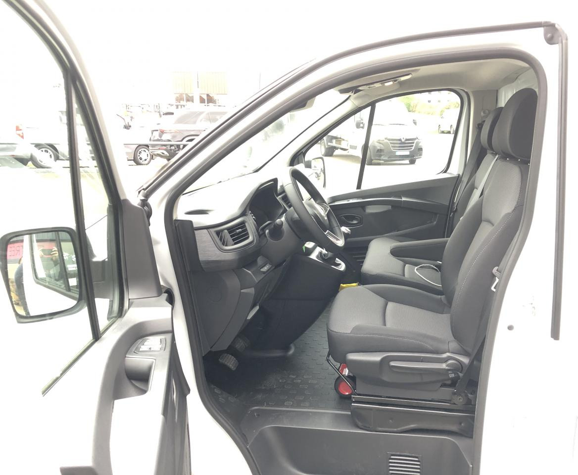 RENAULT Trafic L2H1 3000 Kg 2.0 Blue dCi 170ch ADVANCE - Furgon: 5 kép. RENAULT Trafic L2H1 3000 Kg 2.0 Blue dCi 170ch ADVANCE - Furgon: 5 kép.