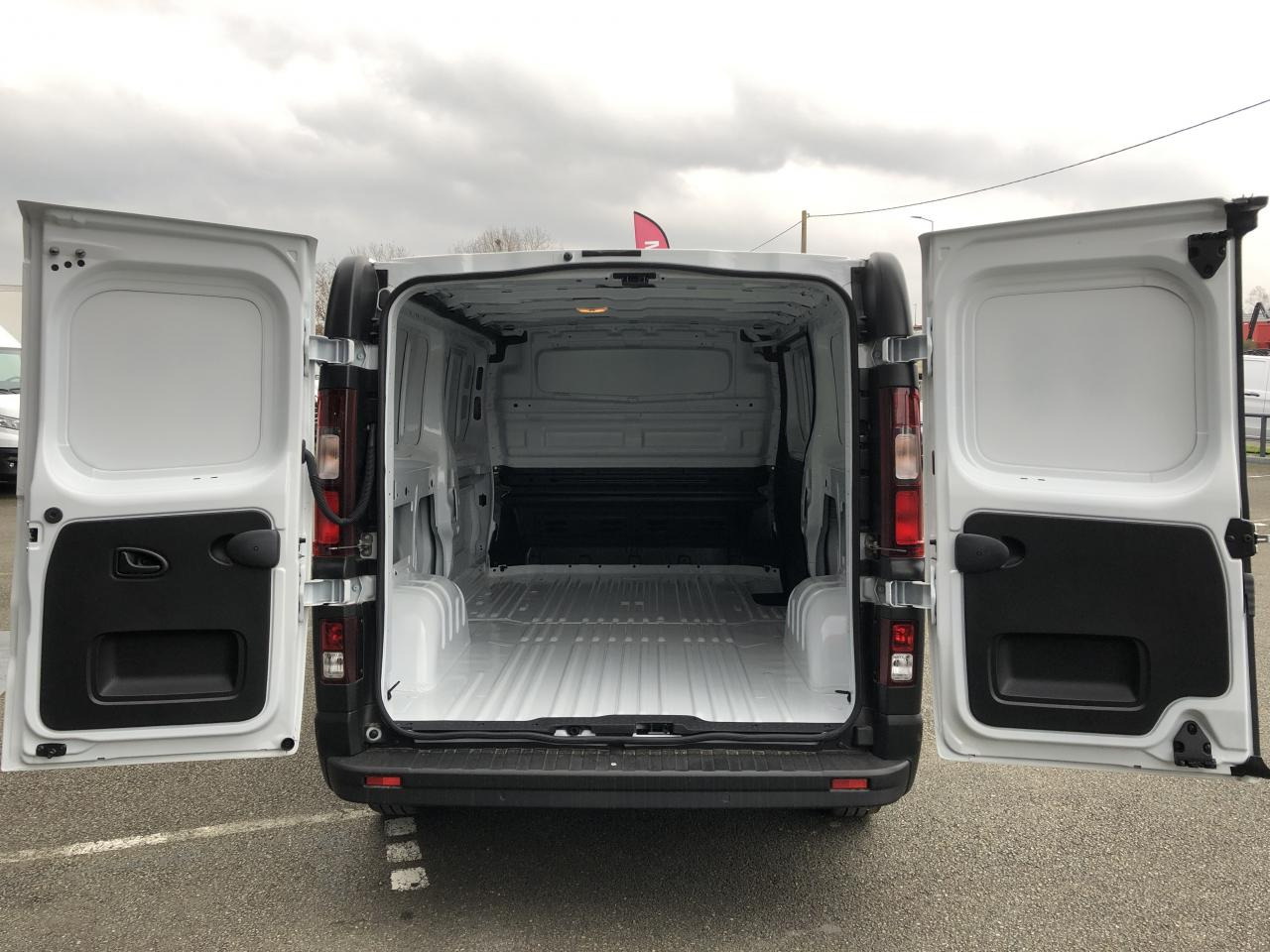 RENAULT Trafic L2H1 3000 Kg 2.0 Blue dCi 170ch ADVANCE - Furgon: 3 kép. RENAULT Trafic L2H1 3000 Kg 2.0 Blue dCi 170ch ADVANCE - Furgon: 3 kép.