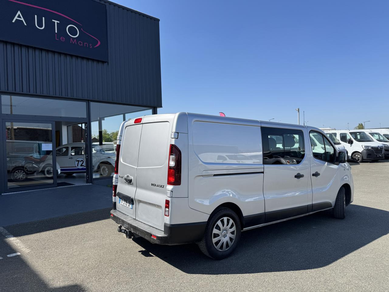 RENAULT trafic L2H1 2.0 DCI 145CH CABINE APPROFONDIE 6 PLACES CONFORT EDC - Furgon: 3 kép. RENAULT trafic L2H1 2.0 DCI 145CH CABINE APPROFONDIE 6 PLACES CONFORT EDC - Furgon: 3 kép.