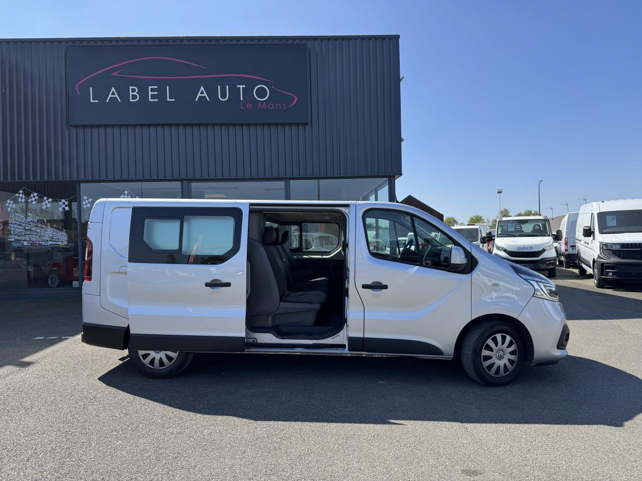 RENAULT trafic L2H1 2.0 DCI 145CH CABINE APPROFONDIE 6 PLACES CONFORT EDC - Furgon: 1 kép. RENAULT trafic L2H1 2.0 DCI 145CH CABINE APPROFONDIE 6 PLACES CONFORT EDC - Furgon: 1 kép.