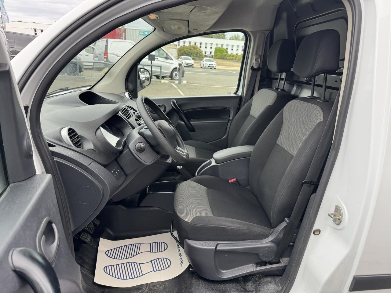 Renault Kangoo 1.5 BLUE DCI 80CH GRAND CONFORT 5CV - Kis furgon: 4 kép. Renault Kangoo 1.5 BLUE DCI 80CH GRAND CONFORT 5CV - Kis furgon: 4 kép.