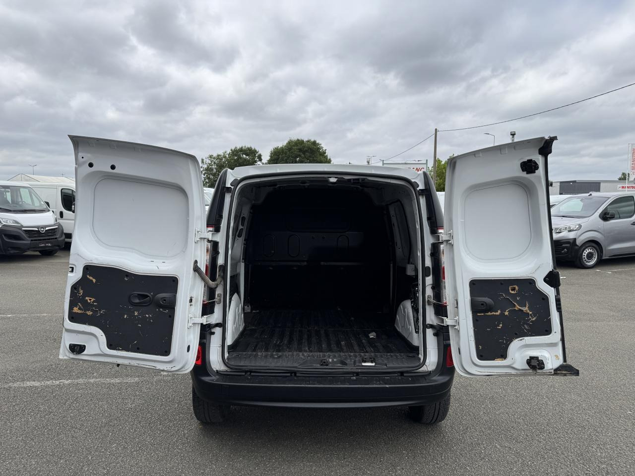 Renault Kangoo 1.5 BLUE DCI 80CH GRAND CONFORT 5CV - Kis furgon: 2 kép. Renault Kangoo 1.5 BLUE DCI 80CH GRAND CONFORT 5CV - Kis furgon: 2 kép.