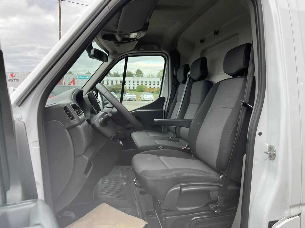 Renault Master F3300 L2H2 2.3 BLUE DCI 135CH CONFORT EURO6 - Furgon: 4 kép. Renault Master F3300 L2H2 2.3 BLUE DCI 135CH CONFORT EURO6 - Furgon: 4 kép.