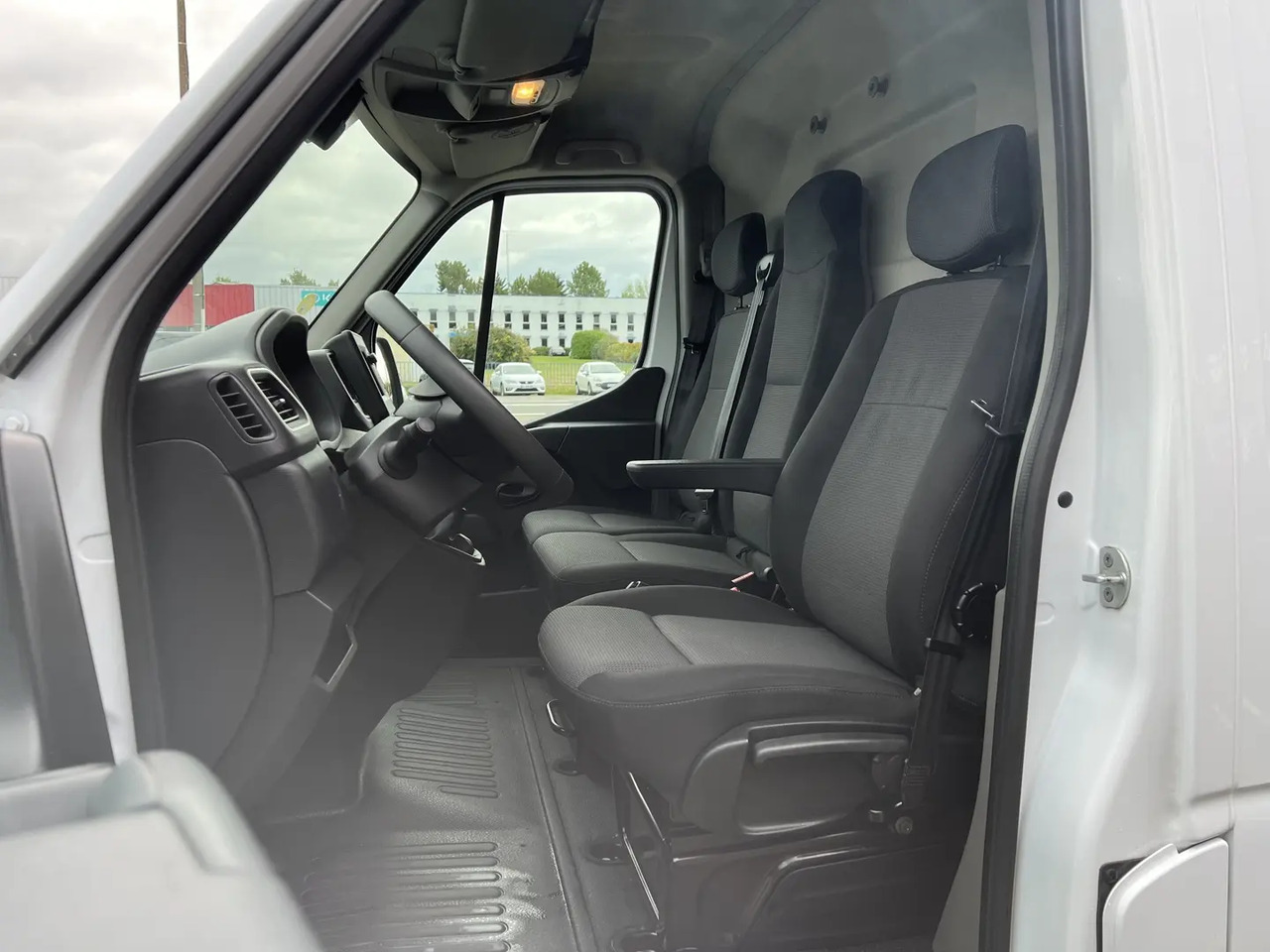 Renault Master F3300 L2H2 2.3 BLUE DCI 135CH GRAND CONFORT EURO6 - Furgon: 4 kép. Renault Master F3300 L2H2 2.3 BLUE DCI 135CH GRAND CONFORT EURO6 - Furgon: 4 kép.