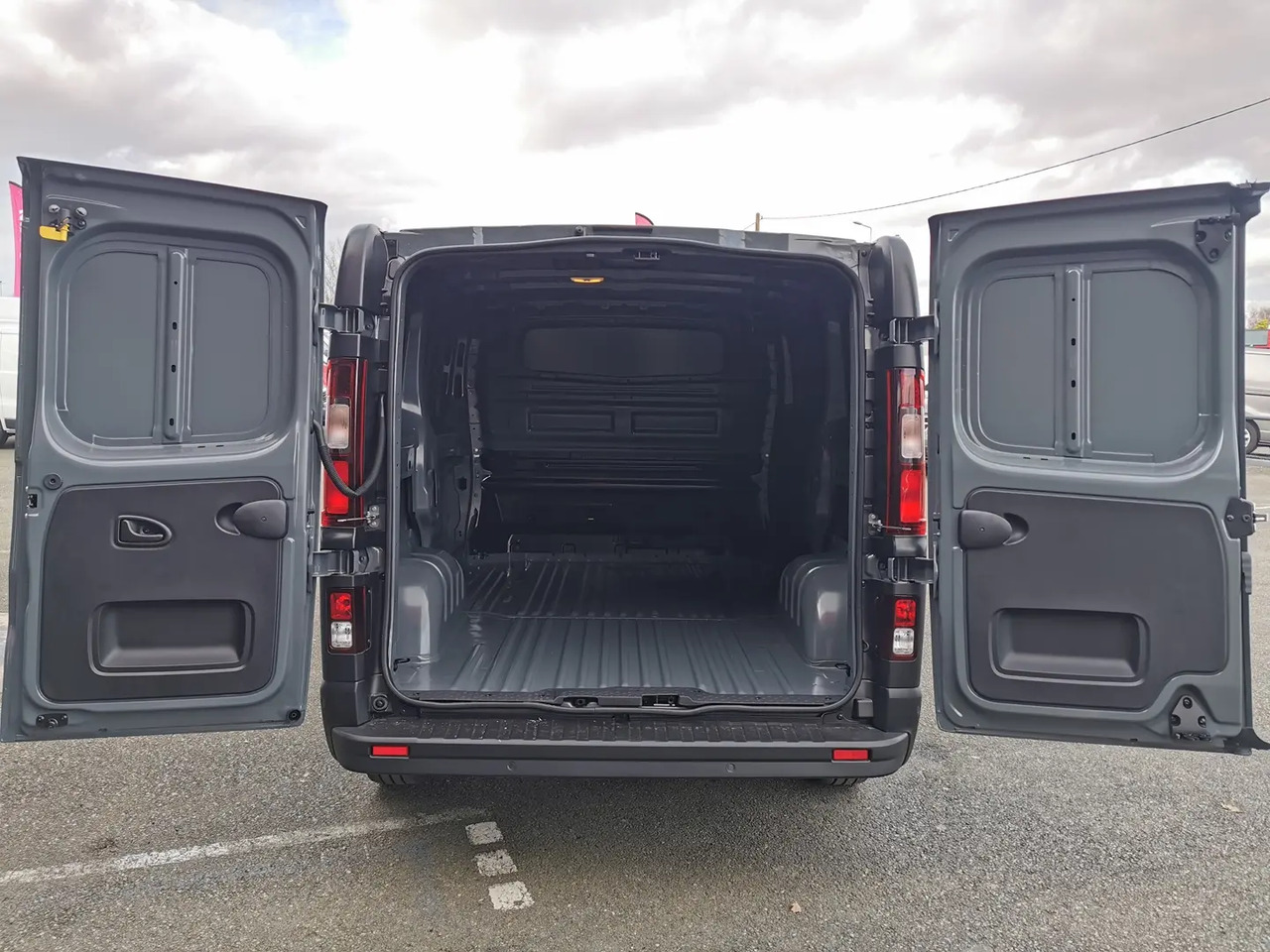 Renault Trafic L2H1 3T 2.0 BLUE DCI 170CH ADVANCE - Furgon: 3 kép. Renault Trafic L2H1 3T 2.0 BLUE DCI 170CH ADVANCE - Furgon: 3 kép.