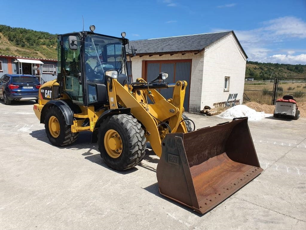 CAT 907 H - Gumikerekes homlokrakodó: 3 kép. CAT 907 H - Gumikerekes homlokrakodó: 3 kép.