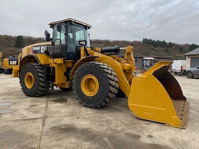 CAT 966 M - Gumikerekes homlokrakodó: 3 kép. CAT 966 M - Gumikerekes homlokrakodó: 3 kép.