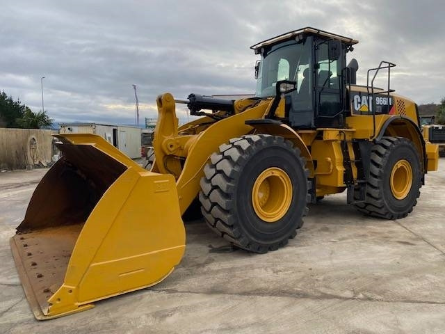 CAT 966 M - Gumikerekes homlokrakodó: 2 kép. CAT 966 M - Gumikerekes homlokrakodó: 2 kép.
