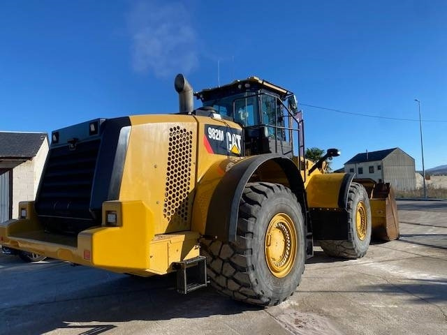 CAT 982 M - Gumikerekes homlokrakodó: 4 kép. CAT 982 M - Gumikerekes homlokrakodó: 4 kép.