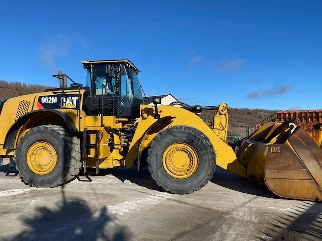 CAT 982 M - Gumikerekes homlokrakodó: 2 kép. CAT 982 M - Gumikerekes homlokrakodó: 2 kép.