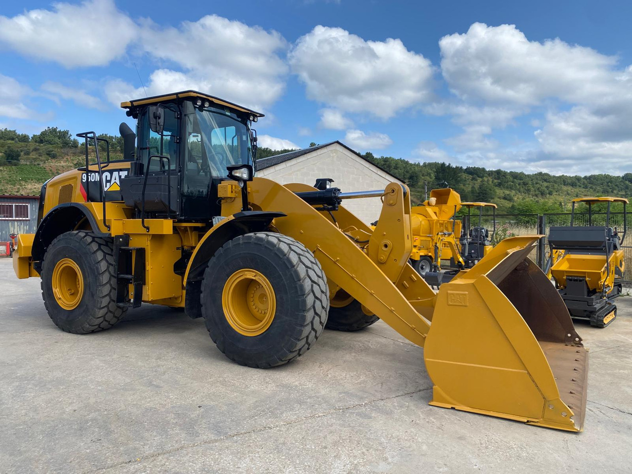 CATERPILLAR 950 M - Gumikerekes homlokrakodó: 2 kép. CATERPILLAR 950 M - Gumikerekes homlokrakodó: 2 kép.