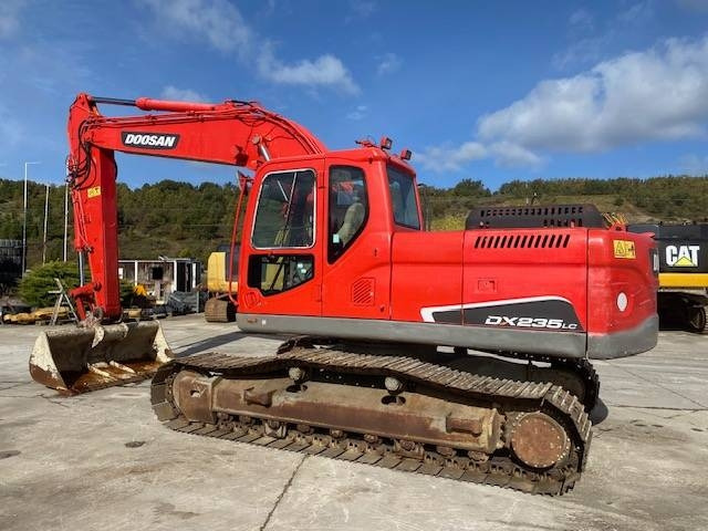 Doosan DX 235 LC - Lánctalpas kotró: 1 kép. Doosan DX 235 LC - Lánctalpas kotró: 1 kép.