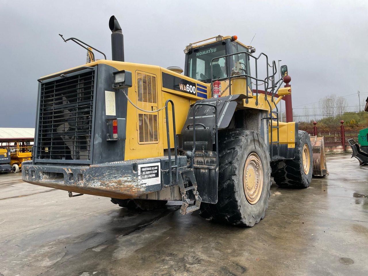 KOMATSU WA600-6 - Gumikerekes homlokrakodó: 2 kép. KOMATSU WA600-6 - Gumikerekes homlokrakodó: 2 kép.