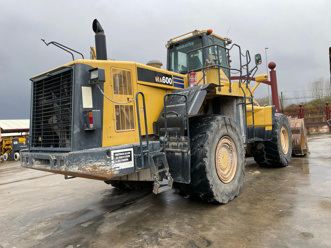 KOMATSU WA600-6 - Gumikerekes homlokrakodó: 4 kép. KOMATSU WA600-6 - Gumikerekes homlokrakodó: 4 kép.