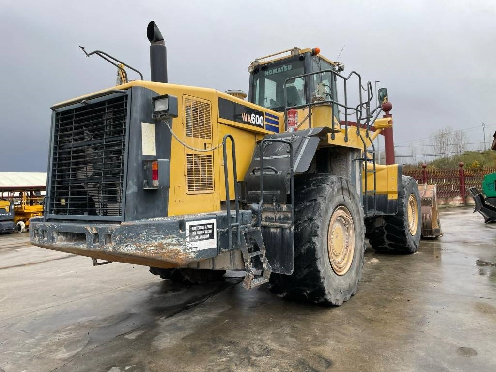 Komatsu WA 600-6 - Gumikerekes homlokrakodó: 2 kép. Komatsu WA 600-6 - Gumikerekes homlokrakodó: 2 kép.