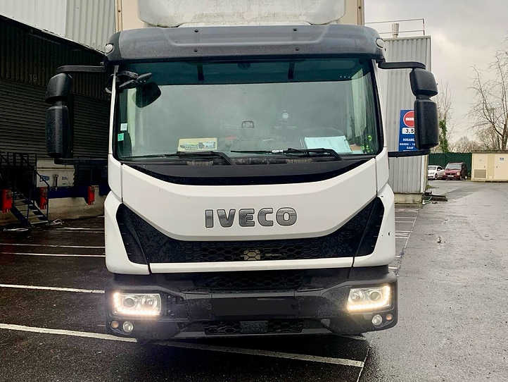 Iveco Eurocargo 120el22 - Dobozos felépítményű teherautó: 2 kép. Iveco Eurocargo 120el22 - Dobozos felépítményű teherautó: 2 kép.