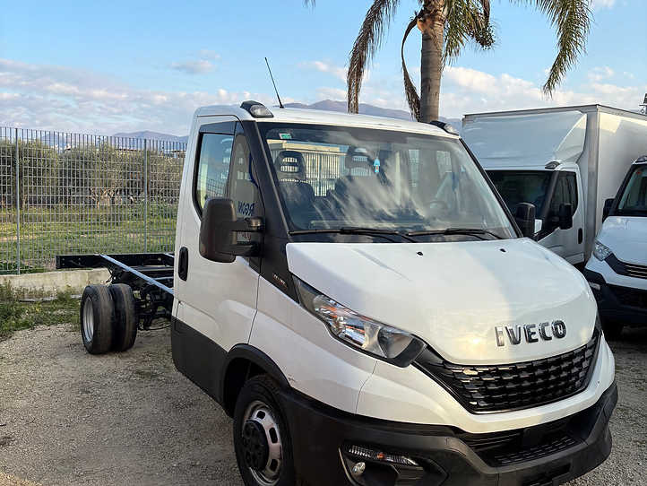 Iveco Daily 35c16 - Kisteherautó: 2 kép. Iveco Daily 35c16 - Kisteherautó: 2 kép.