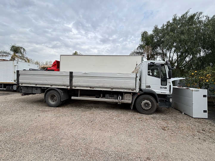 Iveco EUROCARGO 180E25 CASSONE FISSO - Platós teherautó: 2 kép. Iveco EUROCARGO 180E25 CASSONE FISSO - Platós teherautó: 2 kép.