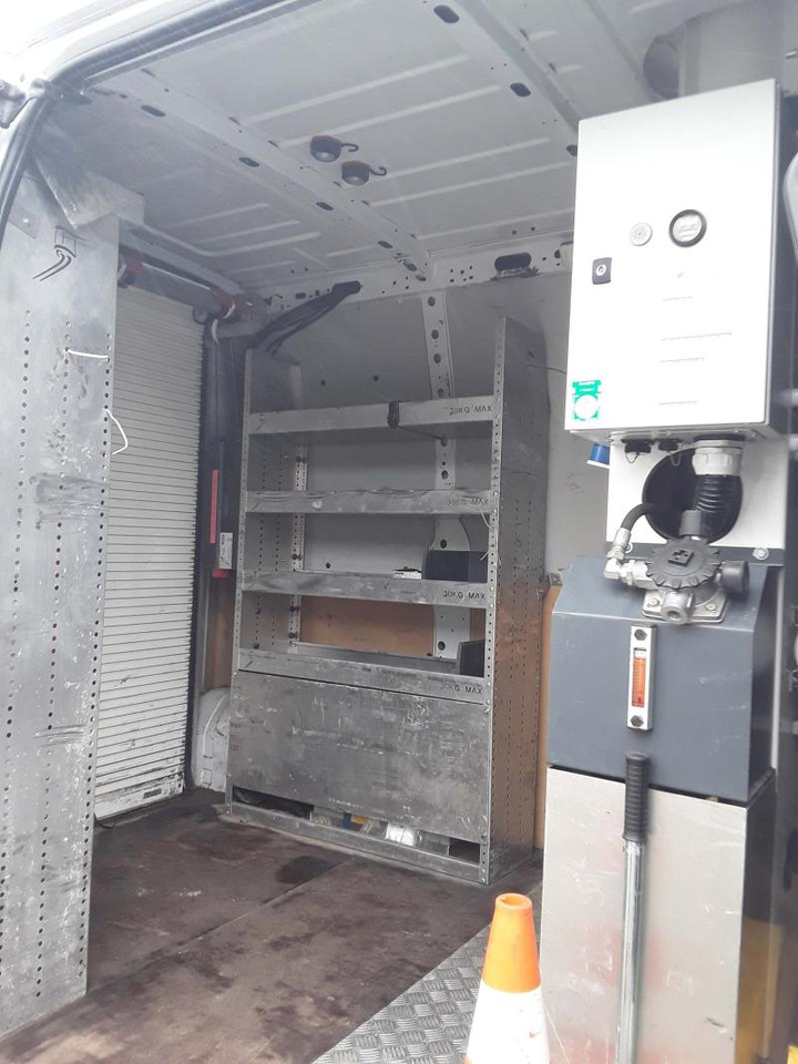 Renault Master 130 35 Fourgon nacelle - Emelőkosaras teherautó: 4 kép. Renault Master 130 35 Fourgon nacelle - Emelőkosaras teherautó: 4 kép.