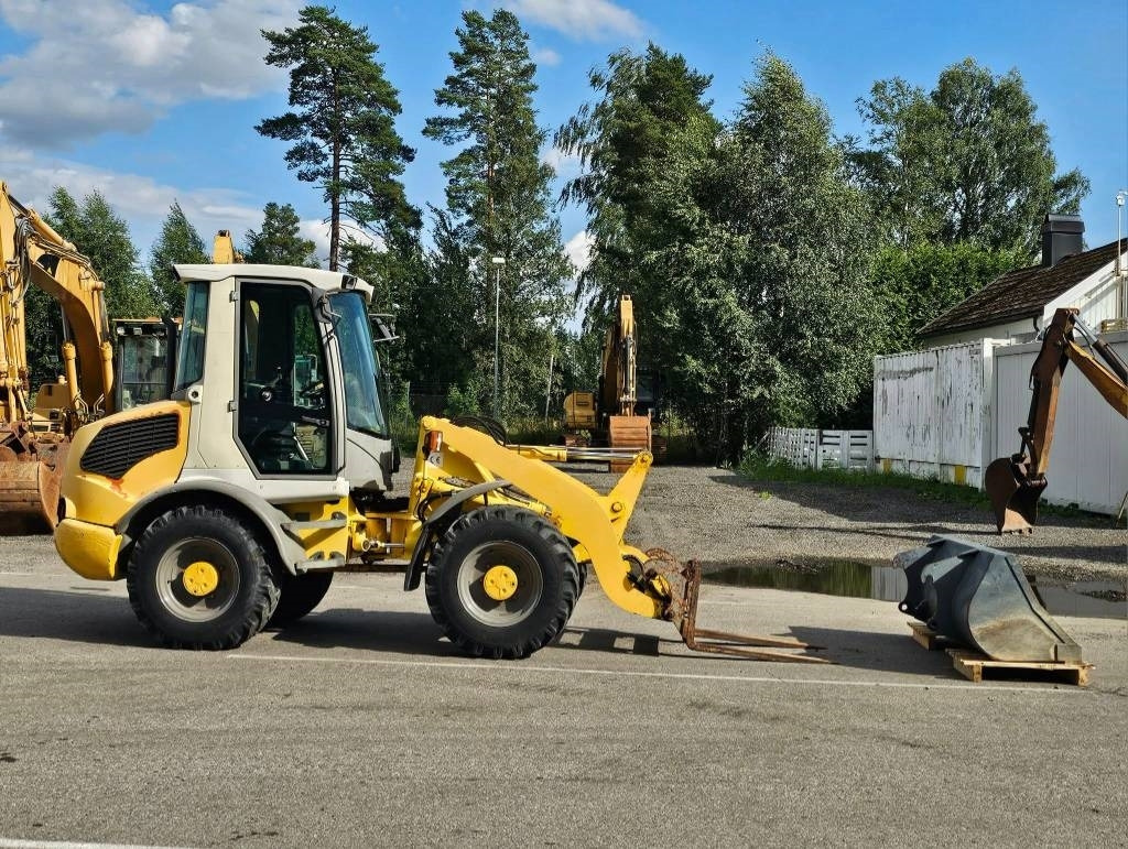Atlas 65 - Gumikerekes homlokrakodó: 5 kép. Atlas 65 - Gumikerekes homlokrakodó: 5 kép.