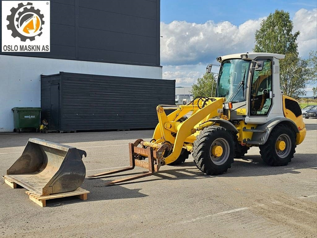 Atlas 65 - Gumikerekes homlokrakodó: 1 kép. Atlas 65 - Gumikerekes homlokrakodó: 1 kép.