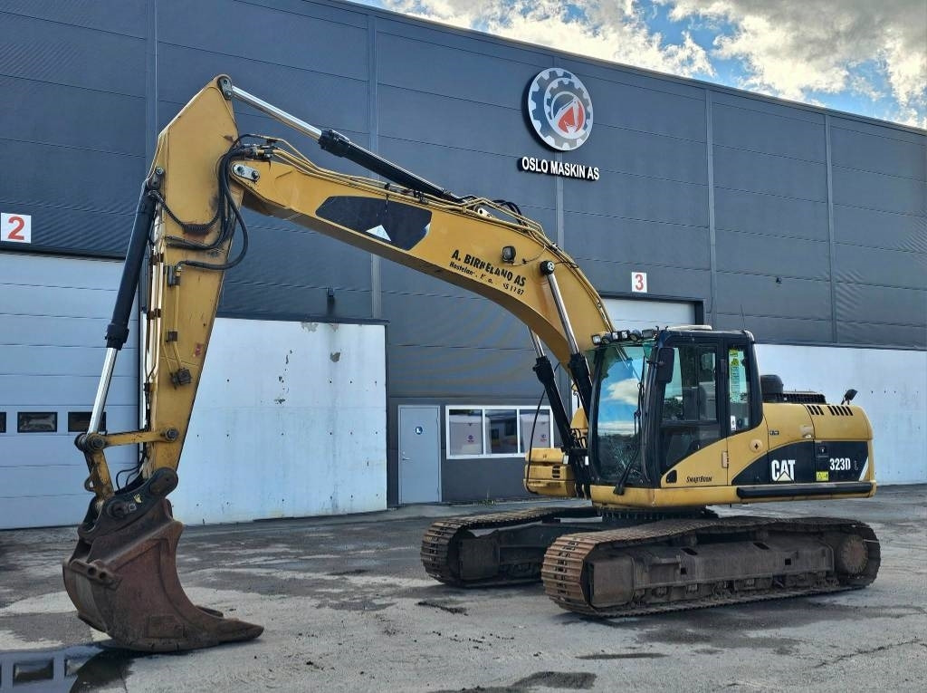 CAT 323 D L - Lánctalpas kotró: 1 kép. CAT 323 D L - Lánctalpas kotró: 1 kép.