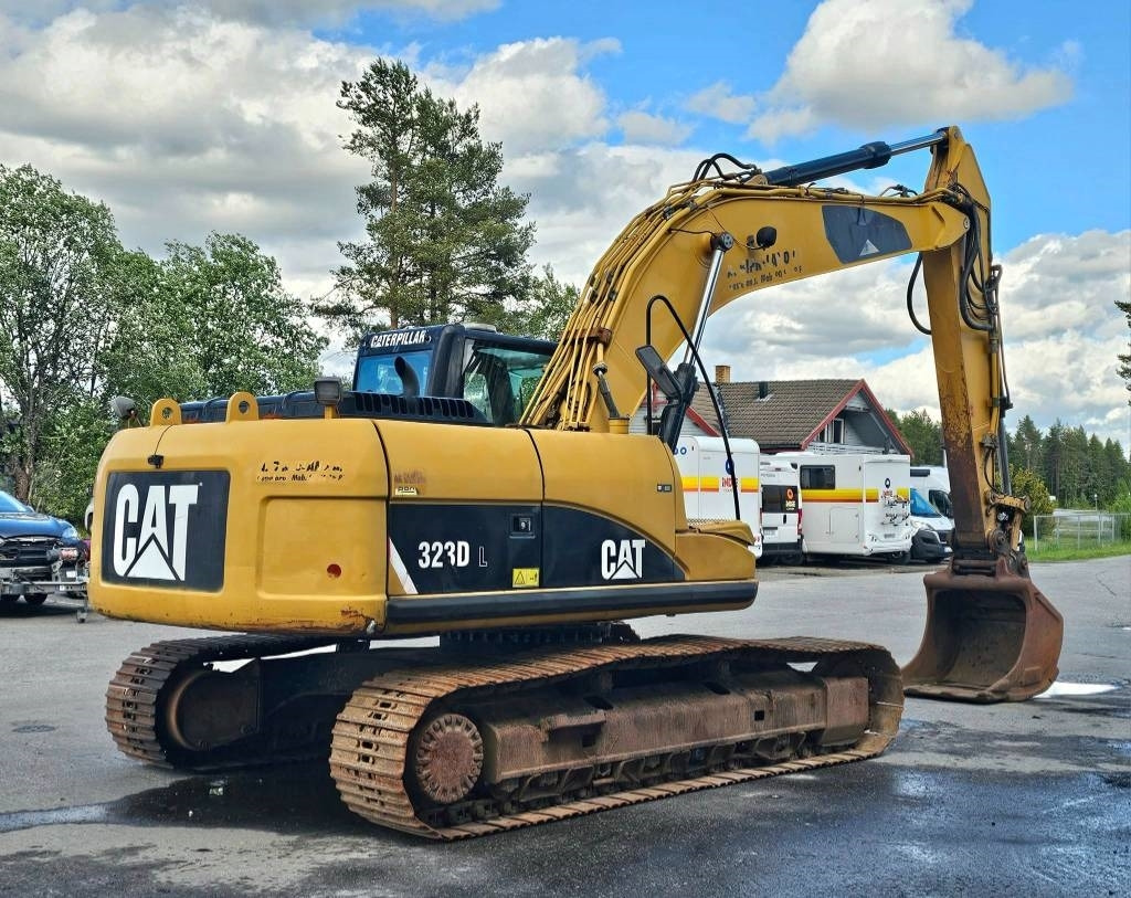 CAT 323 D L - Lánctalpas kotró: 5 kép. CAT 323 D L - Lánctalpas kotró: 5 kép.